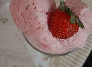 Una foto de Nieve 🍨 de fresa🍓 3 ingredientes