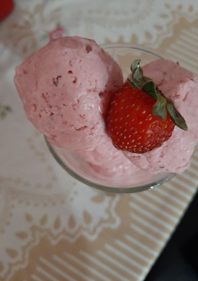 Una foto de Nieve 🍨 de fresa🍓 3 ingredientes