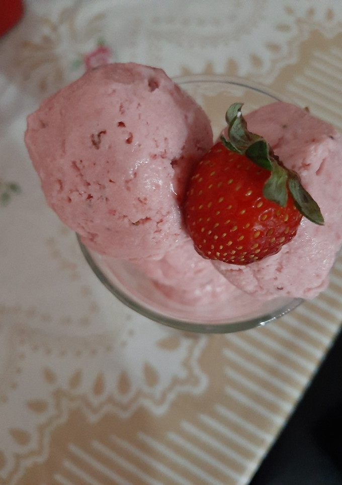 Una foto de Nieve 🍨 de fresa🍓 3 ingredientes