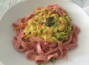 Una foto de Fetuccini caseros rosados con crema de atún y cúrcuma