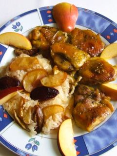 Csirkecombok őszi gyümölcsökkel (alma, szilva, körte, nektarin) recept fotója