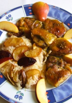 Csirkecombok őszi gyümölcsökkel (alma, szilva, körte, nektarin) recept fotója