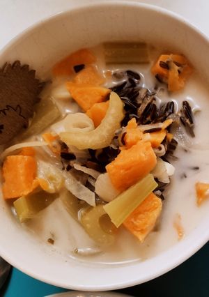 Une photo de Soupe automnale de riz sauvage