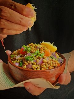 अंकुरित मूंग सलाद (ankurit moong salad recipe in Hindi) रेसिपी मुख्य फोटो