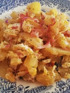 Una foto de Revuelto ibérico de papas y cebolla cocidas
