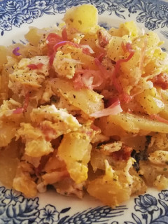 Una foto de Revuelto ibérico de papas y cebolla cocidas