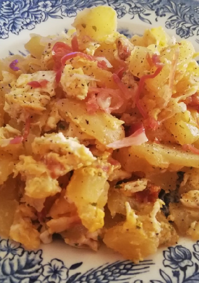 Una foto de Revuelto ibérico de papas y cebolla cocidas