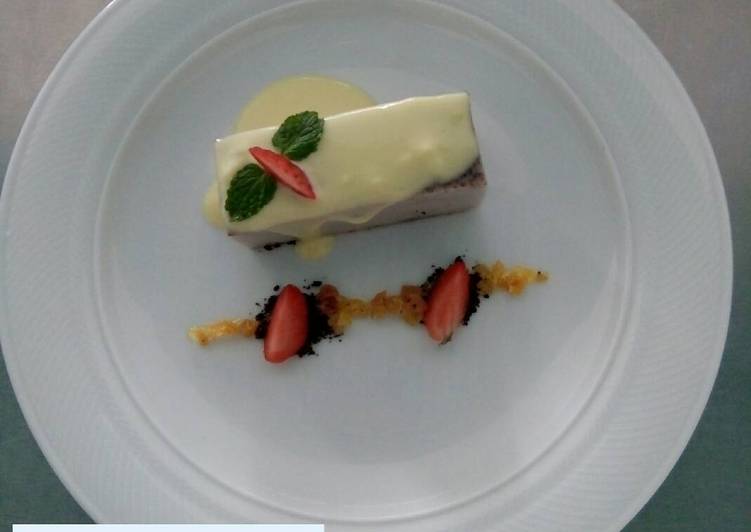 Pudding biscuit and vanilla sauce