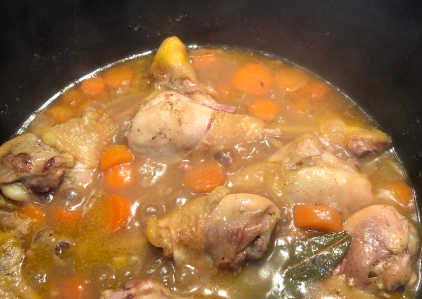 Pollo en salsa con zanahorias