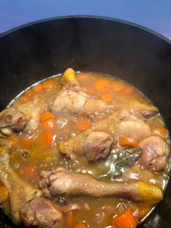 Una foto de Pollo en salsa con zanahorias