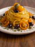 Spaghetti alla Puttanesca in Giallo