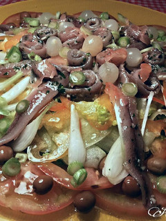 Una foto de Ensalada imperial de anchoas caseras y jengibre rosa