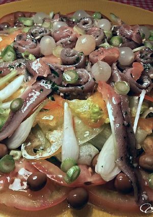 Foto principal de Ensalada imperial de anchoas caseras y jengibre rosa