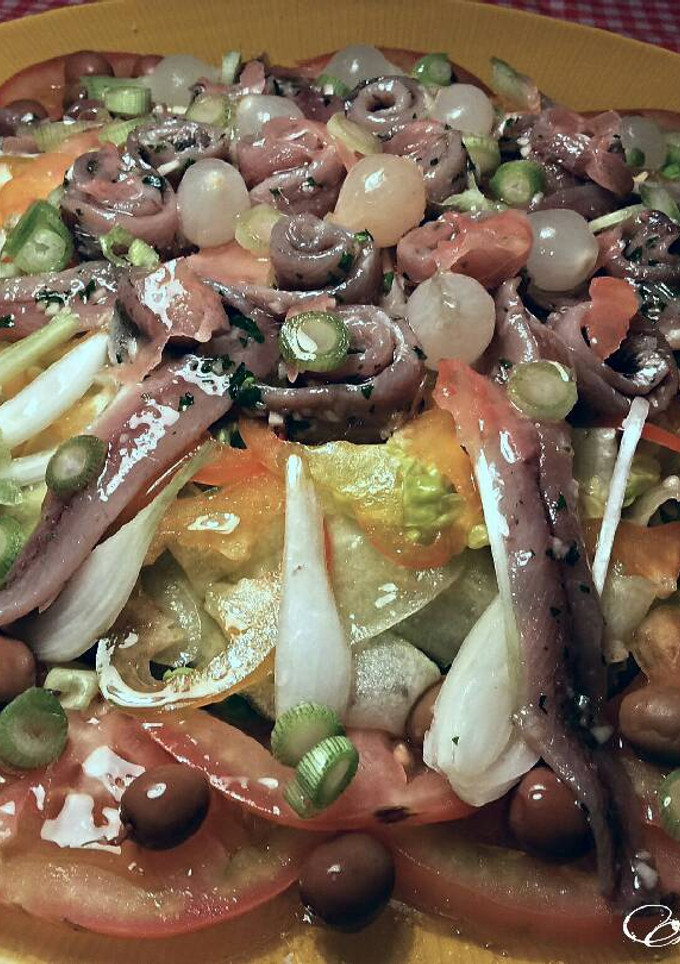 Una foto de Ensalada imperial de anchoas caseras y jengibre rosa