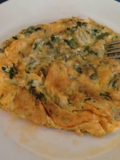 Una foto de Tortilla de espinacas y queso.ॐ