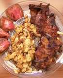 Costillas marinadas en salsa de tomate, ketchup y mostaza con salteado de champiñones