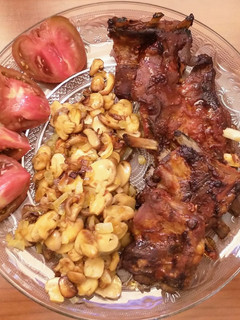 Una foto de Costillas marinadas en salsa de tomate, ketchup y mostaza con salteado de champiñones