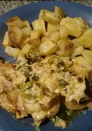 Una foto de Bifecitos de cerdo con salsa de puerro y papitas