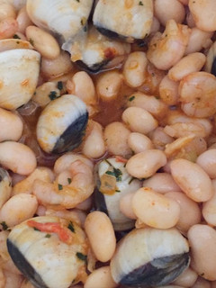 Una foto de Alubias con almejas y gambas