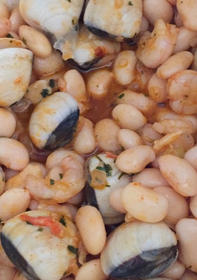 Una foto de Alubias con almejas y gambas