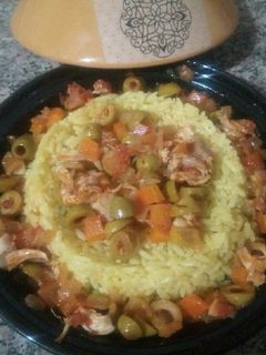 Une photo de Riz au poulet, carottes et olives