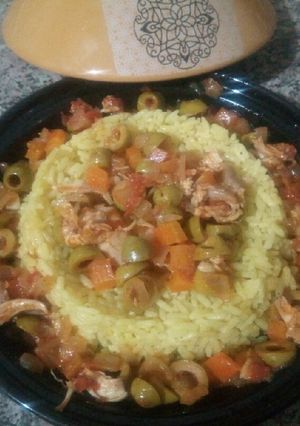 Une photo de Riz au poulet, carottes et olives