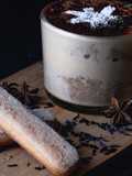 Tiramisù al tè nero con note di fiordaliso