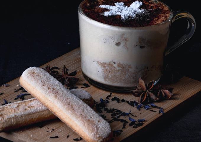 Tiramisù al tè nero con note di fiordaliso