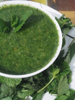 पुदीने-कैरी चटणी(Pudina Kairi Chutney Recipe In Marathi) रेसिपी चे मुख्य फोटो
