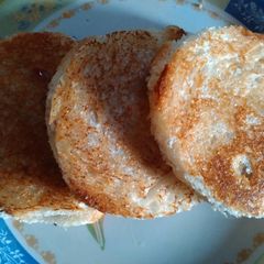 A picture of Simple round sandwiches.