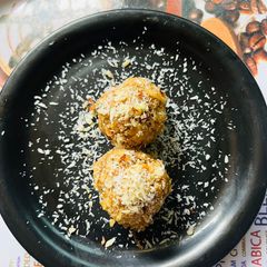 A picture of Leftover Chapati Laddu.