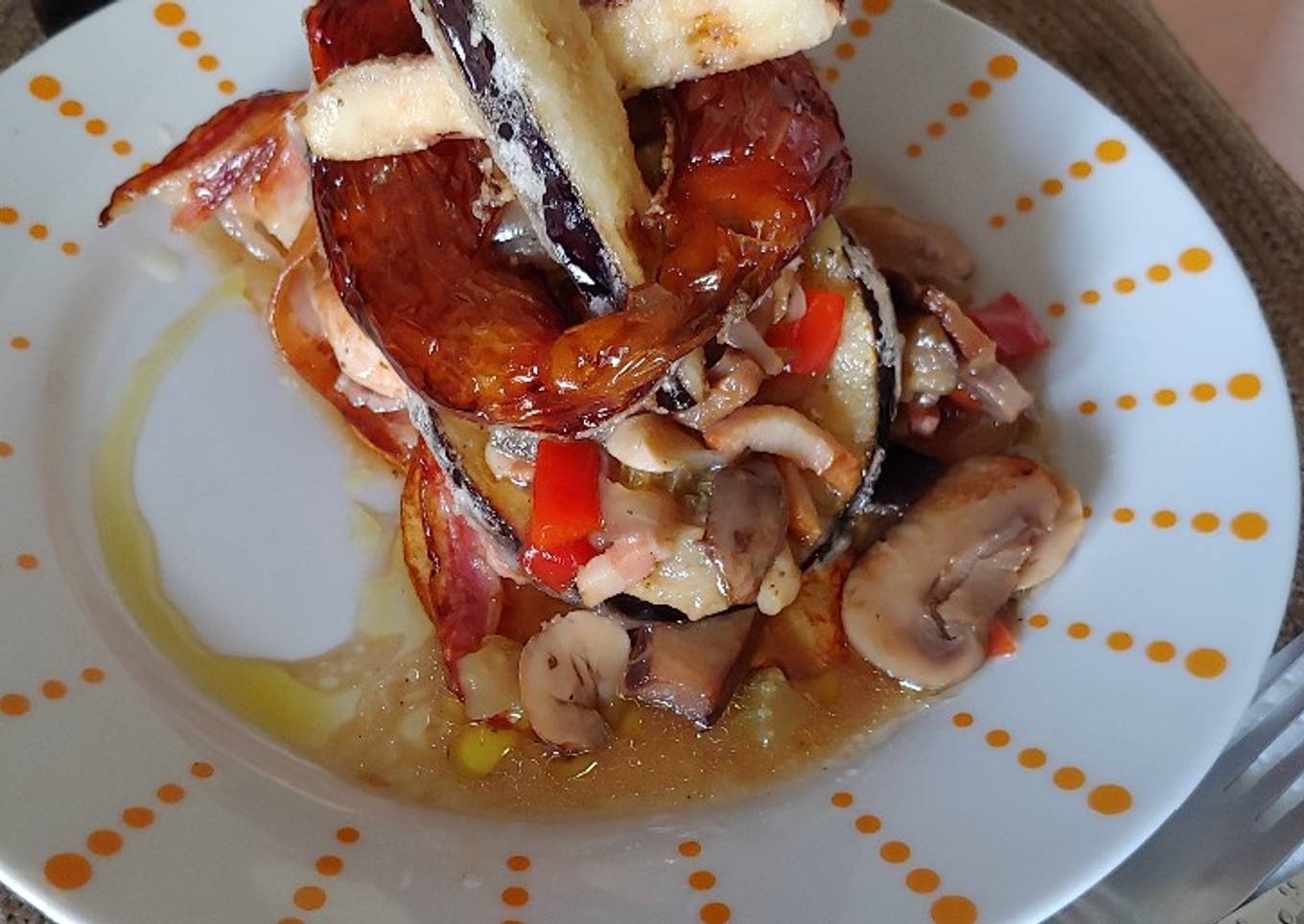 Pollo amb berenjena, bacon y patata panadera