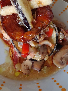 Una foto de Pollo amb berenjena, bacon y patata panadera