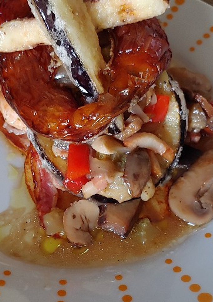 Una foto de Pollo amb berenjena, bacon y patata panadera