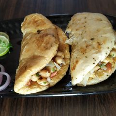 A picture of Chole Kulche.