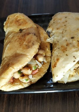 A picture of Chole Kulche.