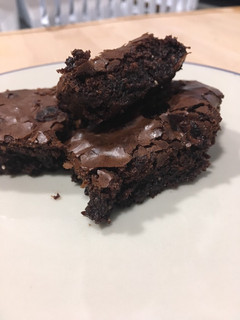 Una foto de Brownies con frutos rojos y semillas chía