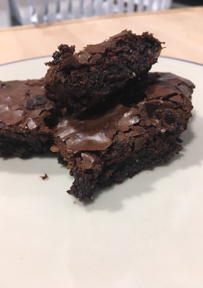 Una foto de Brownies con frutos rojos y semillas chía