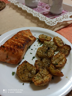 Una foto de Salmón a la plancha con patatas sazonadas al horno