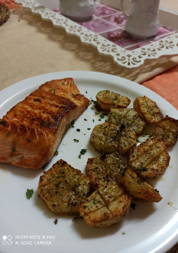 Una foto de Salmón a la plancha con patatas sazonadas al horno
