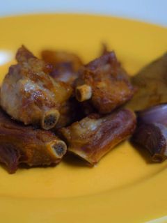 Una foto de Costillas fritas con ajitos y laurel