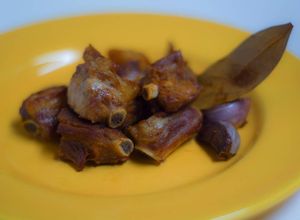 Una foto de Costillas fritas con ajitos y laurel