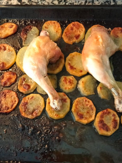 Una foto de Muslos de pollo asado con patatas panadera