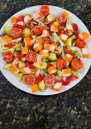 Una foto de 151. Ensalada de Aguacate, Cherrys y Salsa Thai