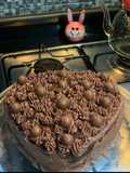 كيكة الشوكولاتة بالكريمة المنزلية 🍫✨كيكة طرية وغنية بالكاكاو مع كريمة ناعمة تضيف لها مذاقاً مميزاً،