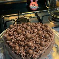 كيكة الشوكولاتة بالكريمة المنزلية 🍫✨كيكة طرية وغنية بالكاكاو مع كريمة ناعمة تضيف لها مذاقاً مميزاً،-レシピのメイン写真