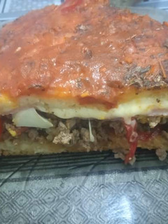 Una foto de Pizza rellena de carne, huevos, jamón y muzzarella