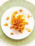 Paccheri in salsa di zucca e yogurt alla curcuma con noci croccanti