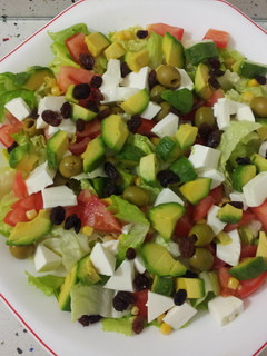Una foto de Ensalada vegetal con pasas