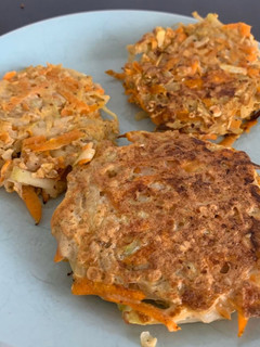 Una foto de Tortitas de calabacín y zanahoria 🥕